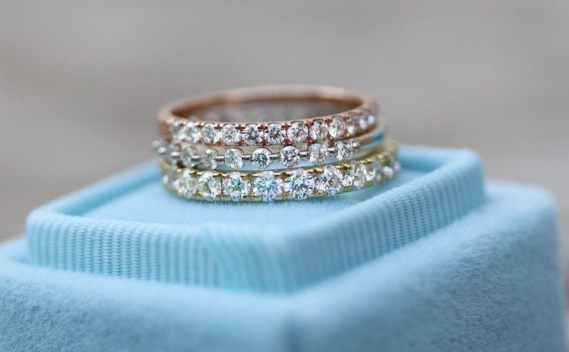 HOW TO CHOOSE WEDDING BANDS FOR YOUR LOVE ONE
